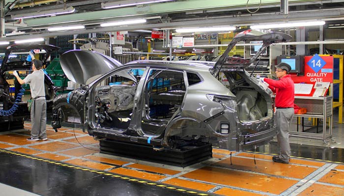 роботы собирают автомобиль