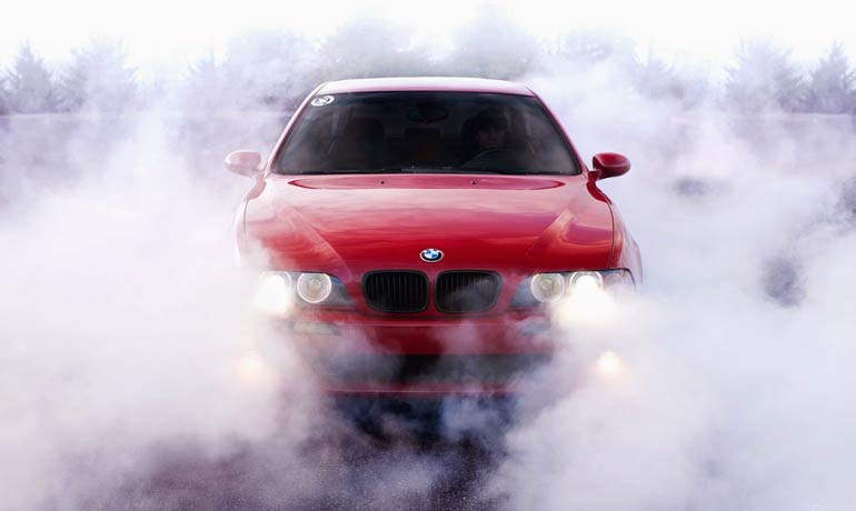 белый дым из выхлопной трубы авто